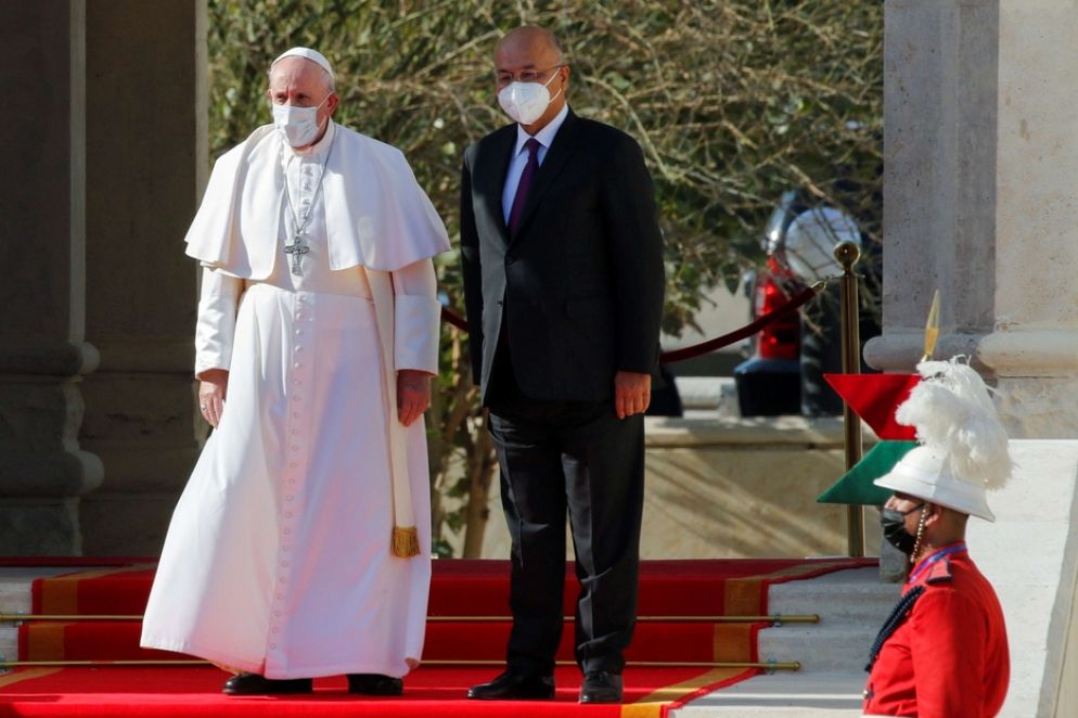 Papa Francesco e Barham Ahmed Salih Qassim, attuale presidente dell’Iraq. In seguito Francesco ha pronunciato il suo primo discorso ufficiale alle autorità civili, al corpo diplomatico e alla società civile in terra irachena - Reuters