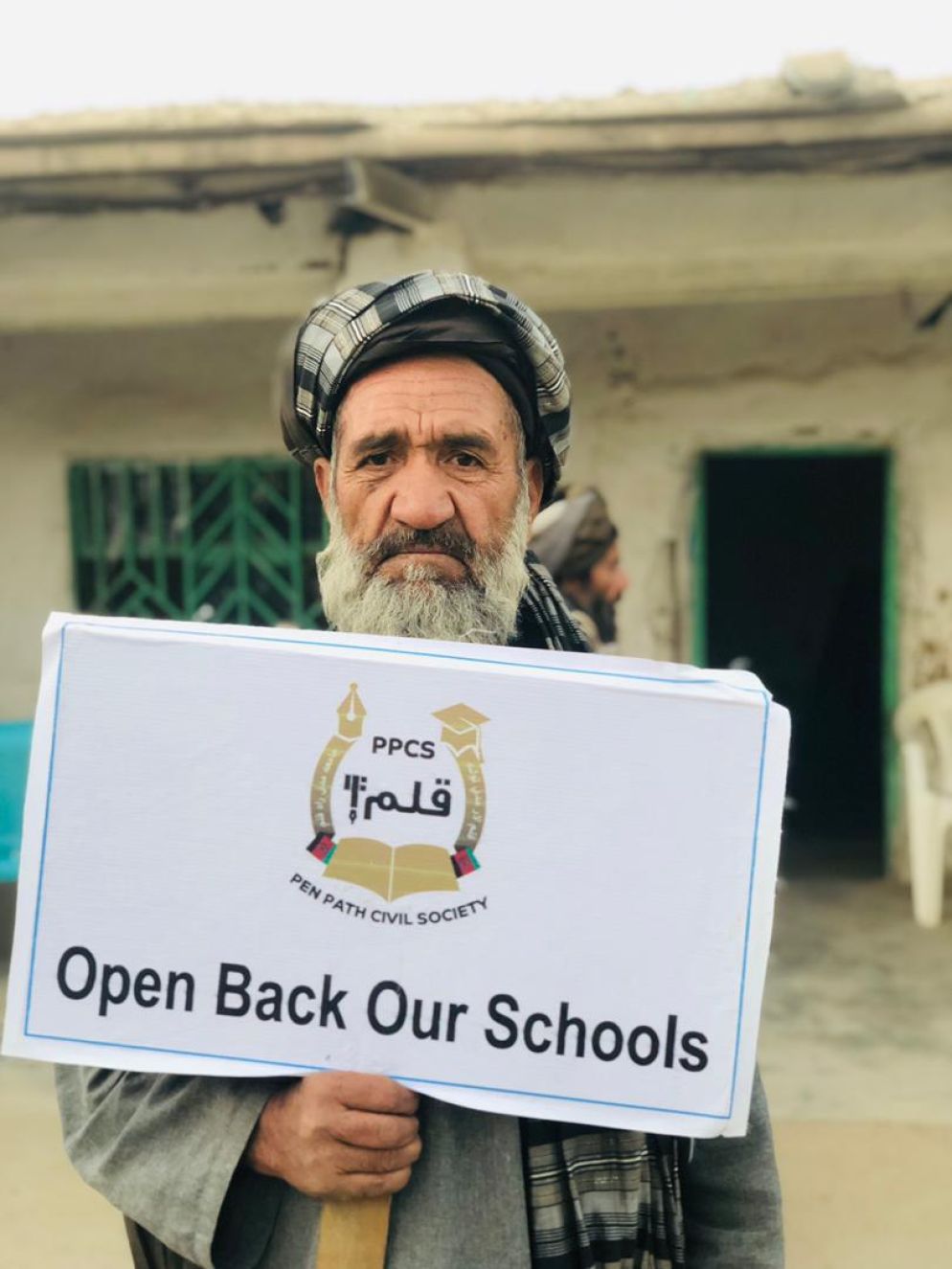 Un anziano a Spin Boldak chiede la riapertura delle scuole - Pen Path