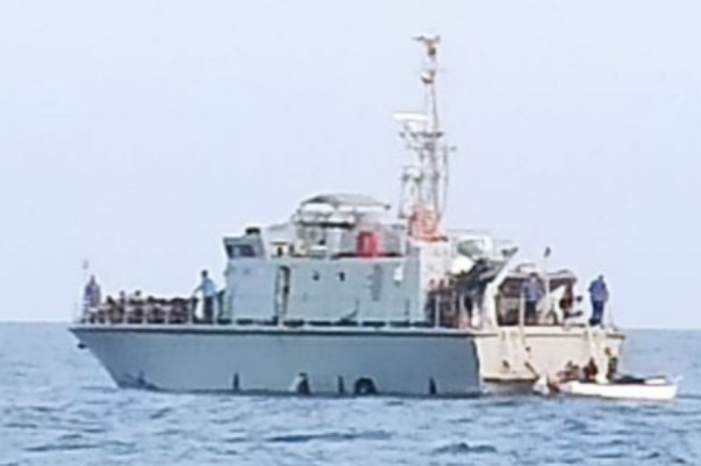 La motovedetta Libica, ripresa in lontananza, durante lavatura dei migranti in area maltese - Resq