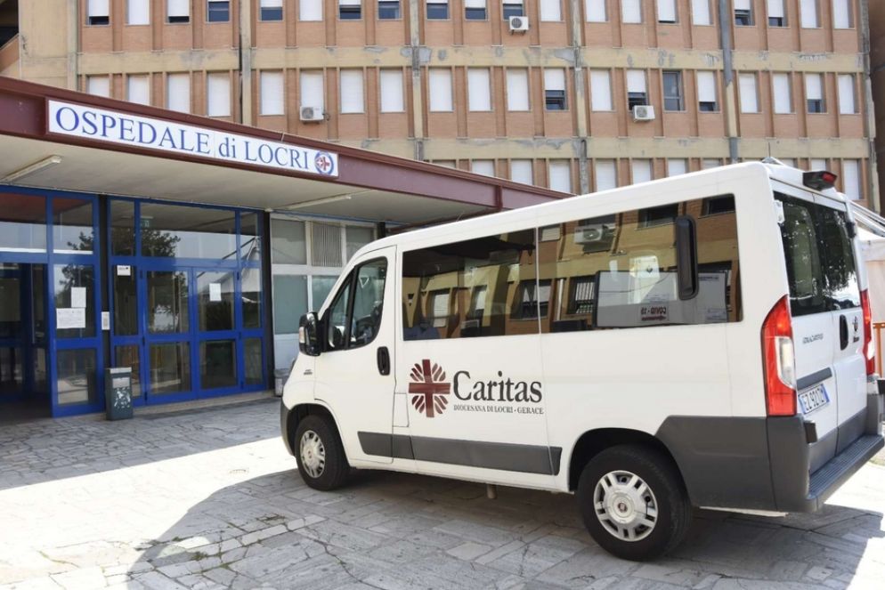 L'arrivo del pulmino della Caritas all'ospedale di Locri - Per gentile concessione della Diocesi
