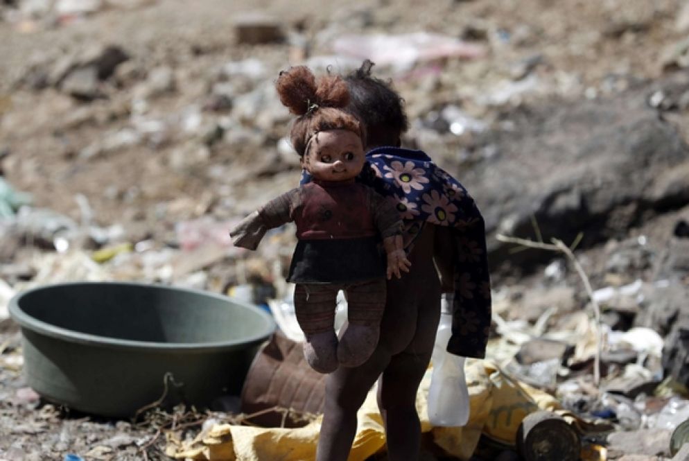 Una bimba tra i rifiuti e le macerie nel cuore della capitale yemenita, Sanaa - Ansa