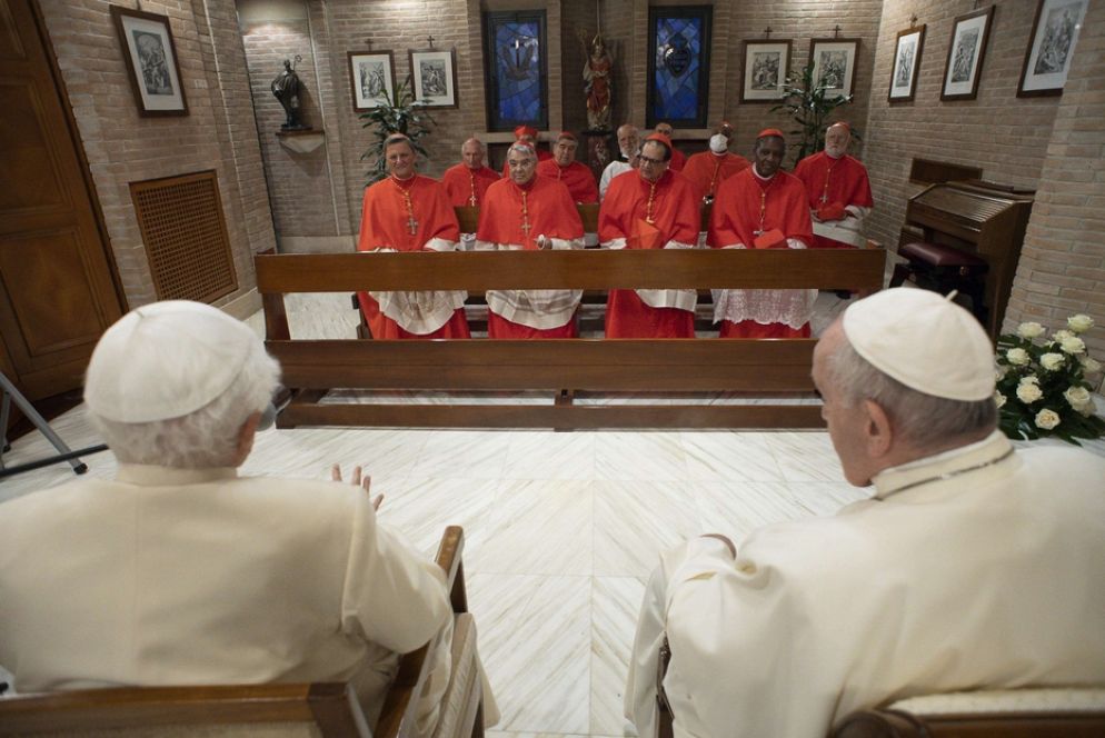 I nuovi cardinali, subito dopo il Concistoro, nella cappella di Mater Ecclesiae con Francesco e il papa emerito Benedetto XVI - Ansa