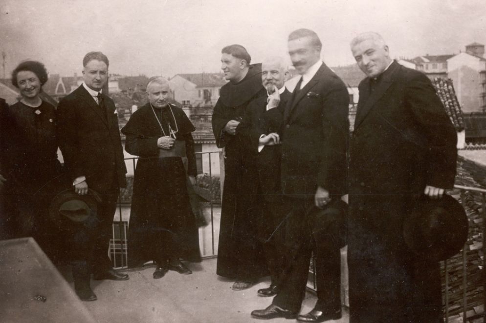 Armida Barelli, prima da sinistra, con, tra gli altri, padre Agostino Gemelli e il cardinale Gaetano Bisleti - .