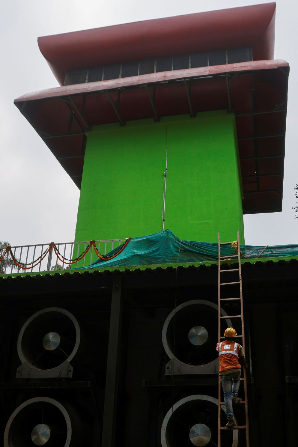 La "smog tower" di Delhi è alta 25 metri - Reuters