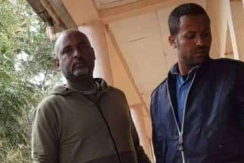 Il momento dell’arresto di Kidane Zacharias (a sinistra) avvenuto ad Addis Abeba