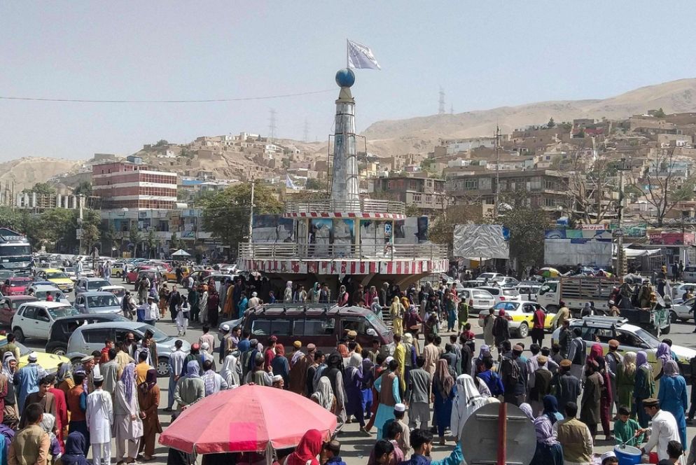 La bandiera dei Taliban sventola nella piazza centrale di Pol-e Khomri, capoluogo della provincia afghana di Baghlan - Ansa / Afp