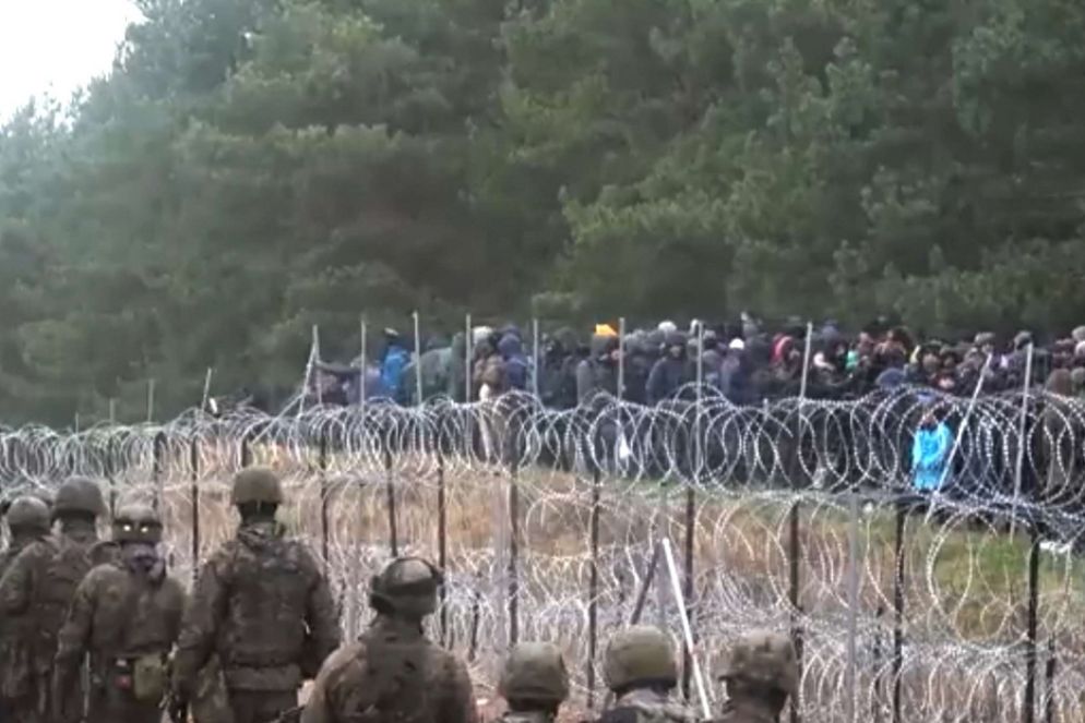 Centinaia di migranti cercano di attraversare il confine tra la Bielorussia e la Polonia al valico di Kuznica Bialostocka - Fermo immagine del ministero della Difesa polacco / Reuters