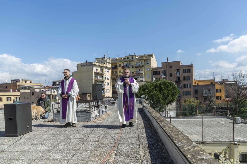 La supplica quotidiana alla Madonna di Pompei dal tetto della parrocchia di Santa Giulia Billiart a Roma - Siciliani