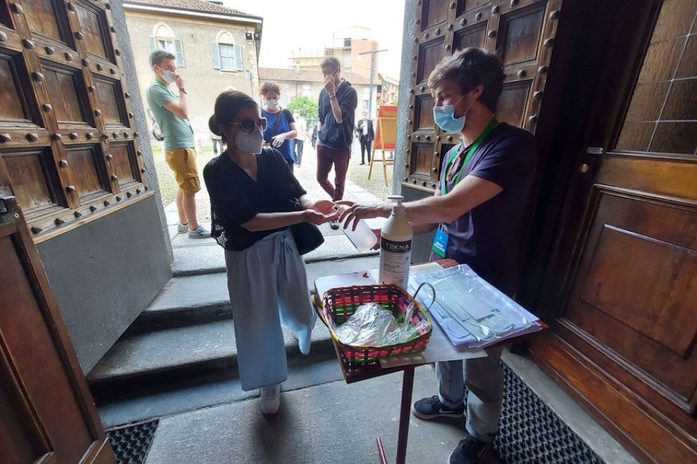 Il gel disinfettante distribuito domenica all'ingresso della chiesa di Crescenzago a Milano - Avvenire