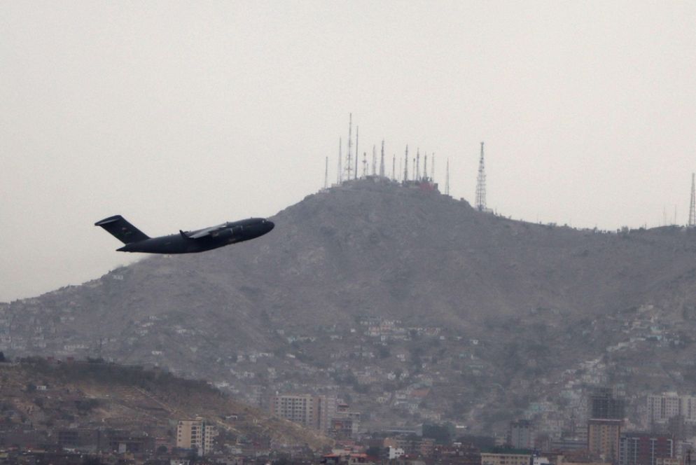 Uno degli ultimi voli militari americani partiti oggi dall'aeroporto di Kabul - Ansa/Epa/Stringer