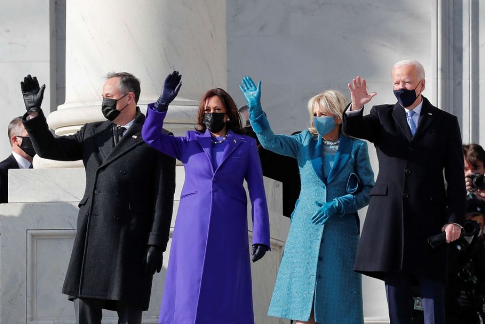 Il presidente eletto Joe Biden (ultimo a destra) saluta dai gradini del Campidoglio. Accanto a lui la moglie Jill e, a fianco a lei, la vicepresidente eletta Kamala Harris con il marito Douglas Emhoff - Reuters