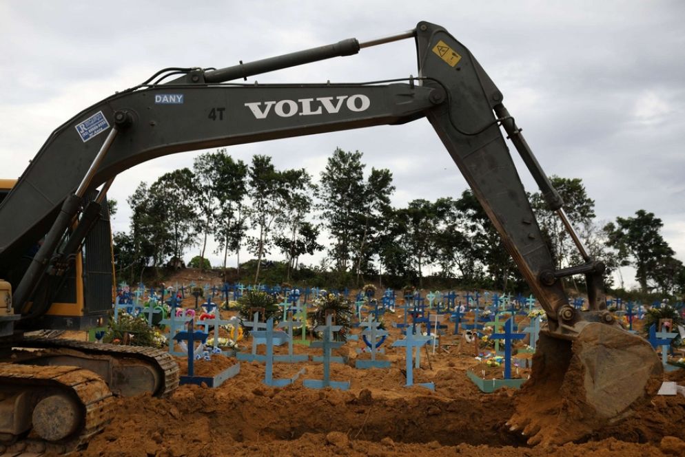 Riti funebri e sepolture collettivi nel cimitero di Manaus - Reuters