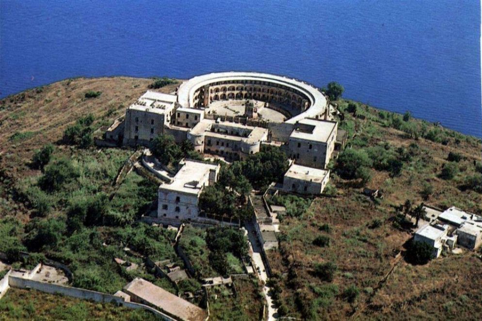La veduta aerea del carcere borbonico ne evidenzia la struttura simile a quella del teatro San Carlo di Napoli - (foto Ansa)