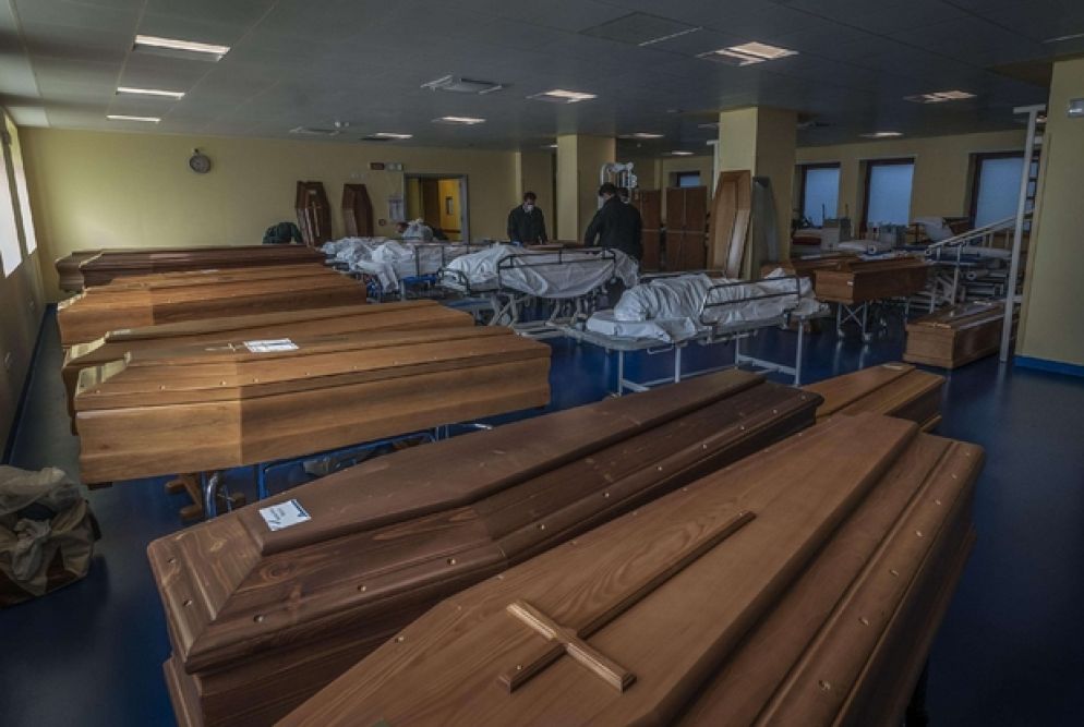 La palestra dell'ospedale di Ponte San Pietro di Bergamo è stata adibita a Camera Mortuaria in assenza di posti, 18 marzo 2020 - Ansa/Fotogramma