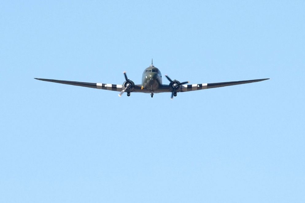 Un velivolo della Raf sorvola il luogo del funerale del capitano sir Tom Moore - Reuters