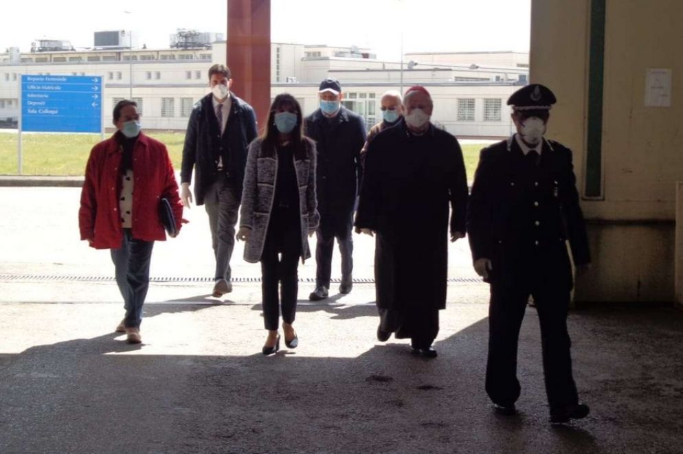 Il cardinale Gualtiero Bassetti durante una sua recente visita nel carcere di Perugia - Arcidiocesi di Perugia
