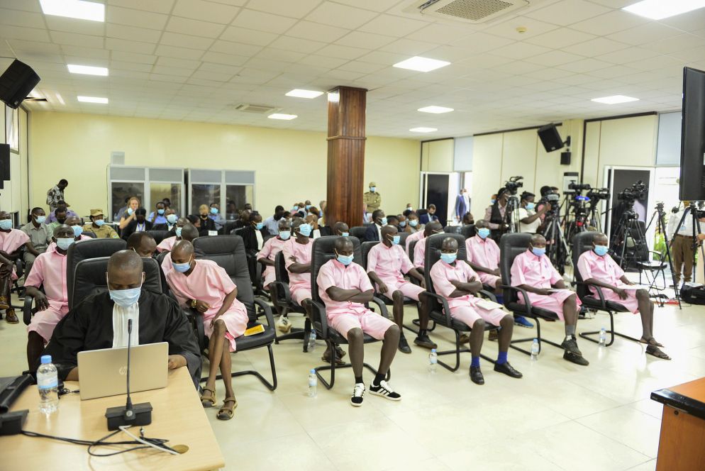 I venti uomini condannati insieme a Paul Rusesabagina attendono la loro sentenza al tribunale di Kigali - Ansa