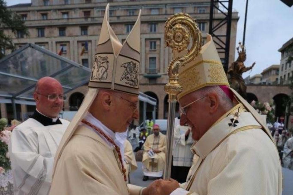 Il nuovo arcivescovo di Genova, Marco Tasca, riceve il pastorale dal cardinale Angelo Bagnasco - Diocesi di Genova