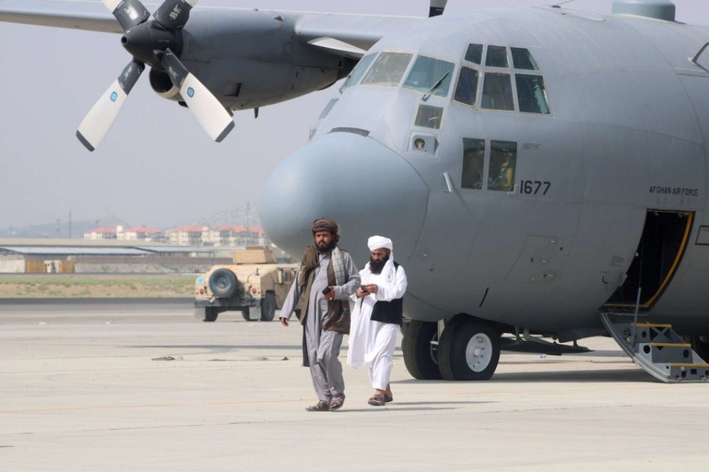 Due taleban davanti a un aereo militare il giorno dopo il ritiro completo dei soldati americani dallo scalo aereo di Kabul - Reuters