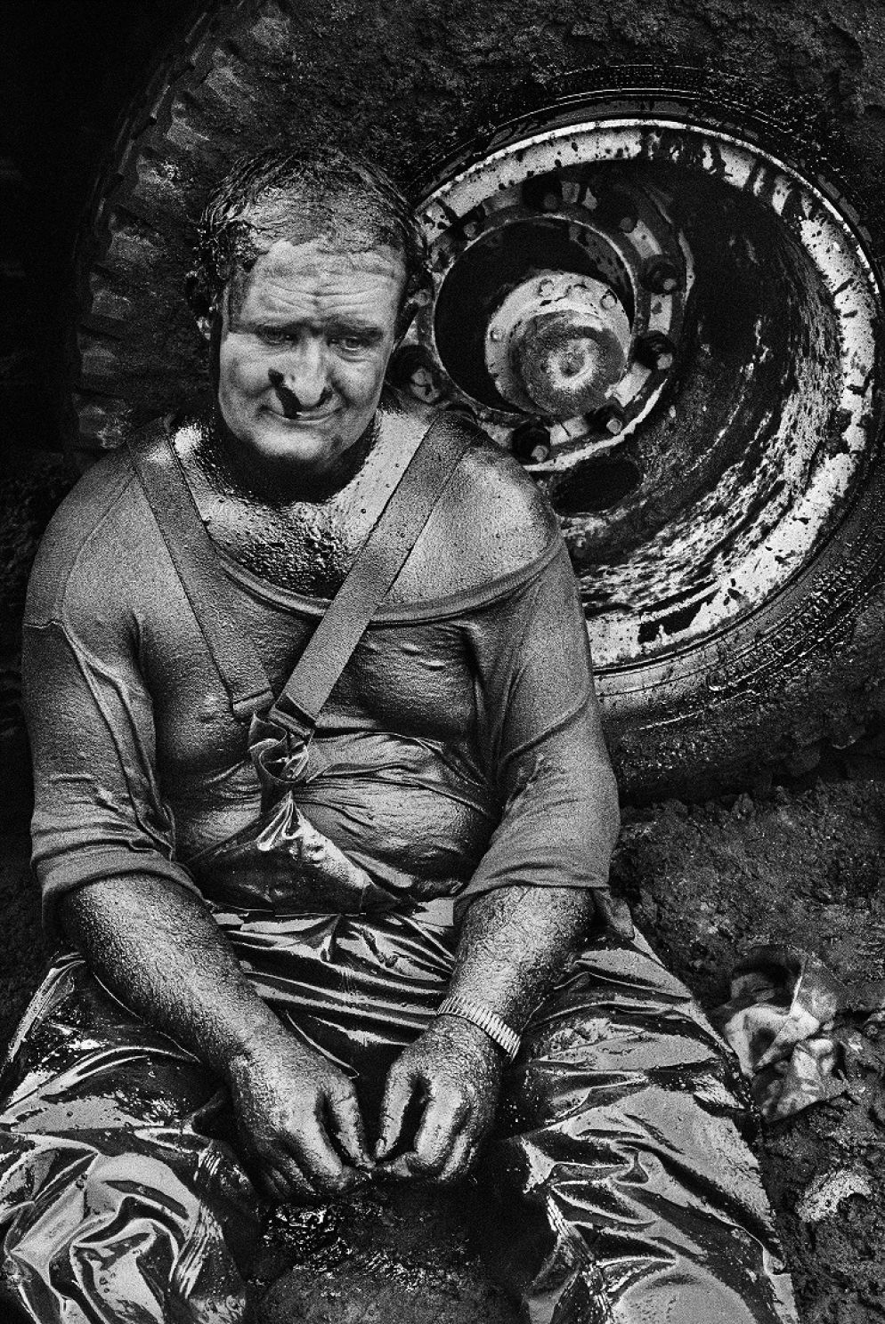 Operaio della Safety Boss Company durante una pausa, Kuwait, 1991 - © Sebastião Salgado/AmazonasImages/Contrasto