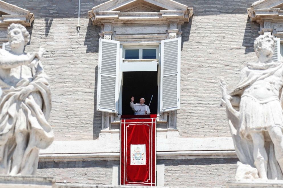 Papa Francesco non si allontana dal Vaticano, ma nel mese di luglio ha sospeso le udienze del mercoledì. L'Angelus invece non si interrompe - Ansa / Giuseppe Lami