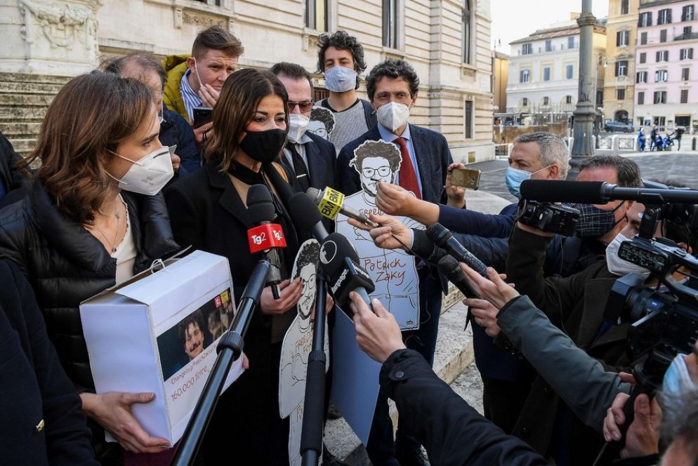 Gli attivisti che hanno consegnato la petizione per Patrick Zaki - Ansa