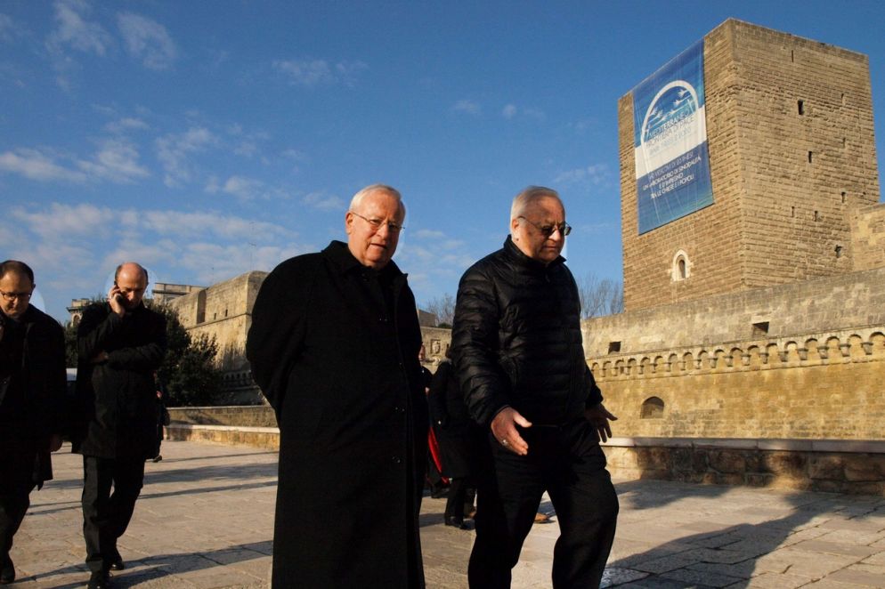 Il cardinale Bassetti di fronte la Castello svevo dove si terrà l'incontro sul Mediterraeo - Avvenire