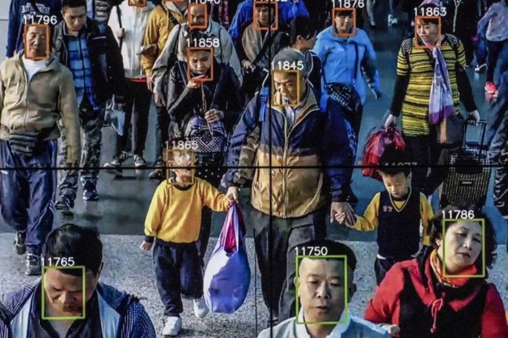 Un video mostra il software di riconoscimento facciale in uso presso la sede della società d’intelligenza artificiale Megvii a Pechino, in Cina. - Aiuto alla Chiesa che Soffre (ACS)