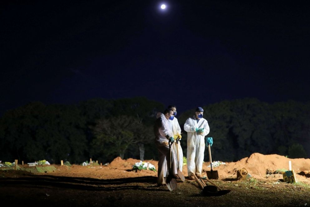Sepoltura notturna a Vila Formosa - Reuters