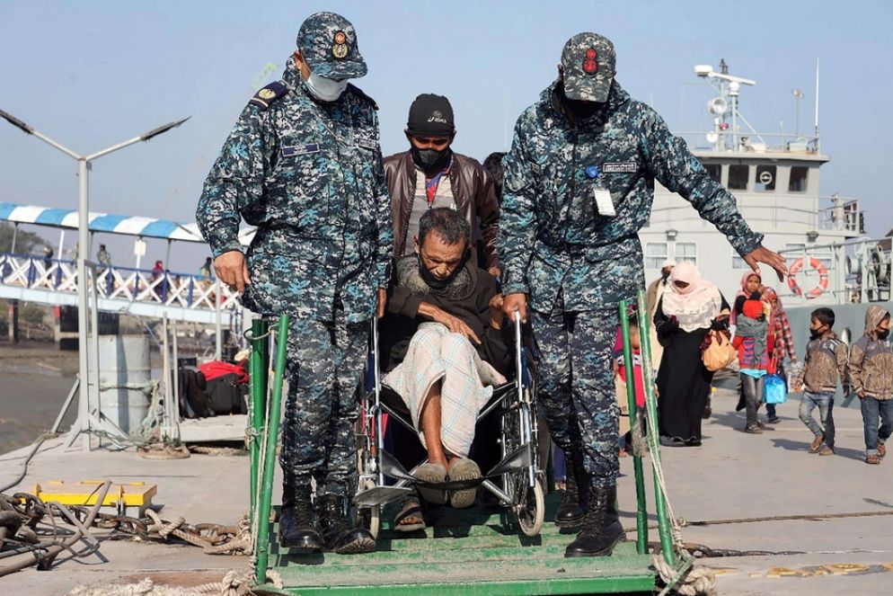 Un anziano invalido aiutato a imbarcarsi nel porto di Chittagong - Ansa