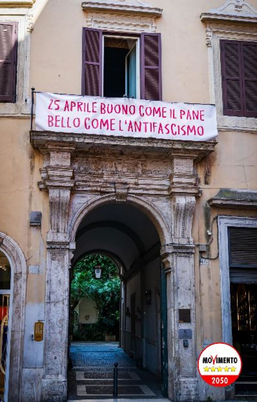 Il manifesto della panettiera davanti alla sede di M5s - ANSA