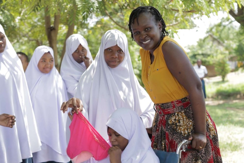 Lucy Odiwa tra le ragazze di un villaggio della regione di Simiyu, in Tanzania - .