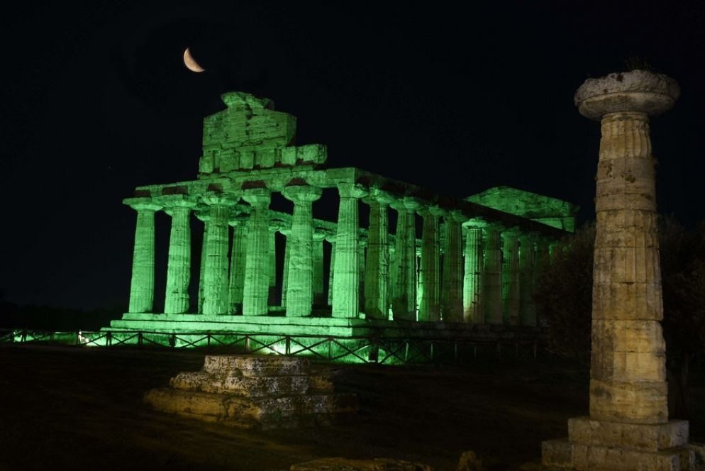 Tempio di Atena a Paestum illuminato in una delle precedenti edizioni della giornata nazionale sulla SLA