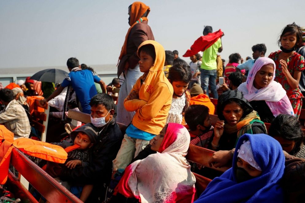 Molte famiglie con bambini sulla nave che porta i Rohingya a Bhasan Char - Reuters