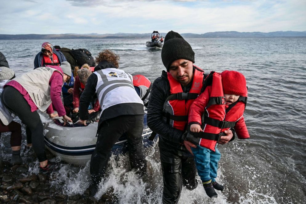 Un gruppo di rifugiati afghani approda sull'isola greca di Lesbo - Ansa