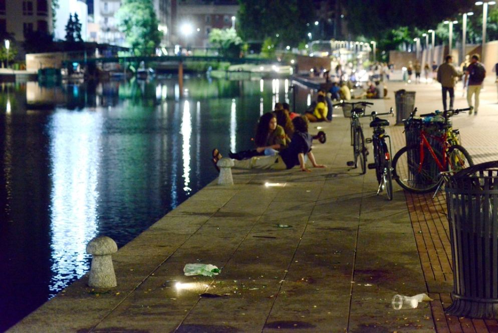 Movida notturna alla Darsena: nonostante i divieti, circola anche alcol. Ieri sera, attorno a mezzanotte, la polizia è dovuta intervenire per una lite in cui due ventenni stranieri si erano feriti a vicenda con un coltello - Fotogramma