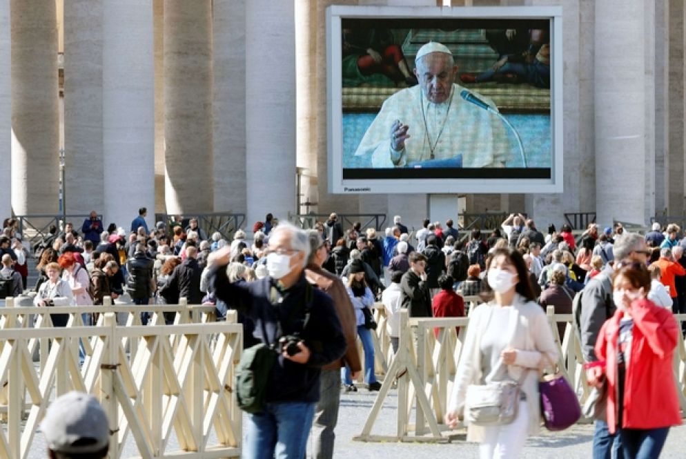 L'angelus del Papa in diretta streaming visto da piazza San Pietro - Reuters