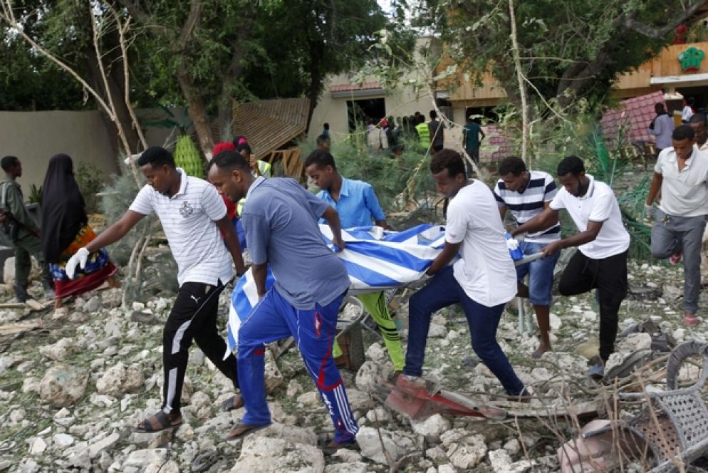 Almeno 18 le vittime civili nei due ristoranti assaltati dagli Shabaab a Mogadiscio (Ansa/Ap)
