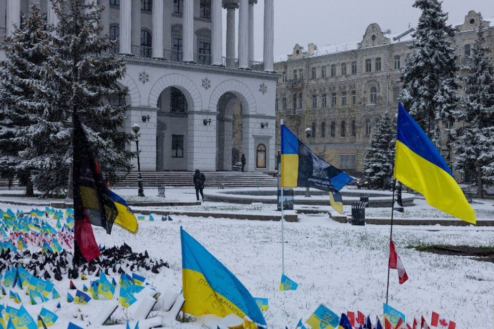 La neve a Maidan a Kiev, la piazza centrale con le bandiere dei caduti - Reuters