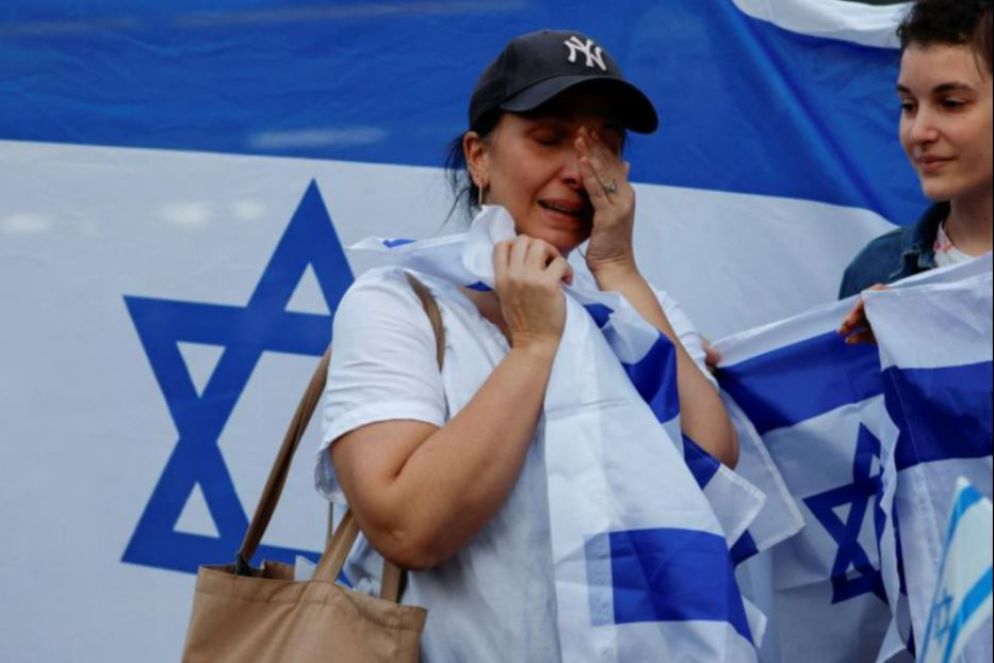 Una ragazza piange le vittime israeliane - REUTERS