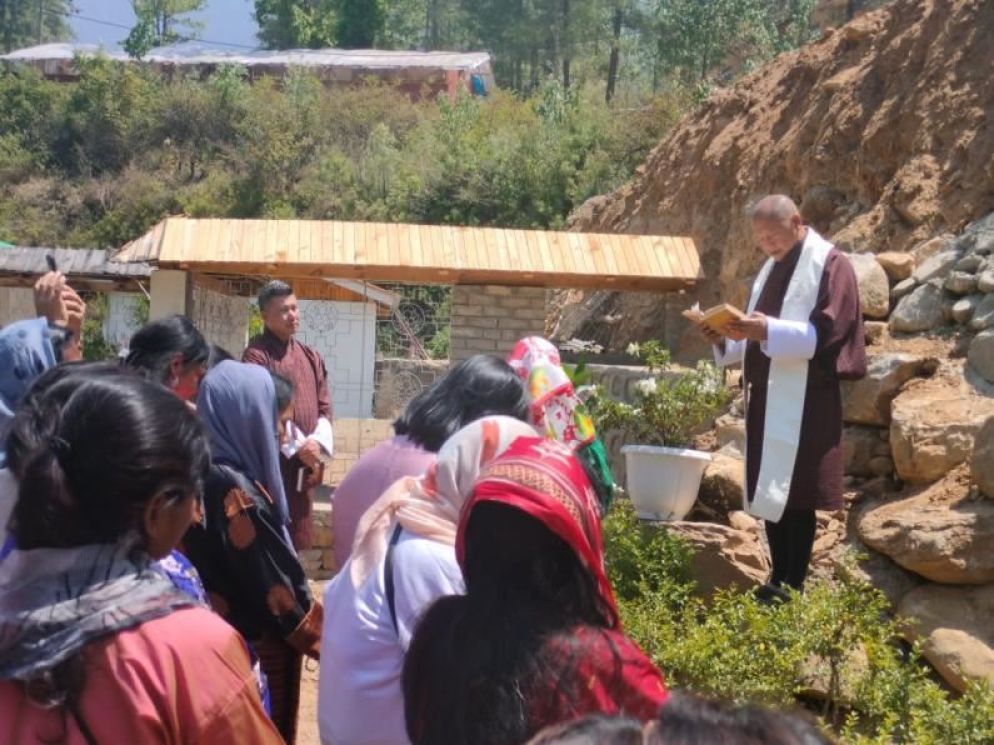 Un momento di preghiera guidato da padre Kinley Tshering - .