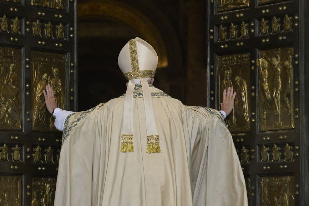 Papa Francesco all'apertura della Porta Santa l'8 dicembre del 2015 - Agenzia Romano Siciliani