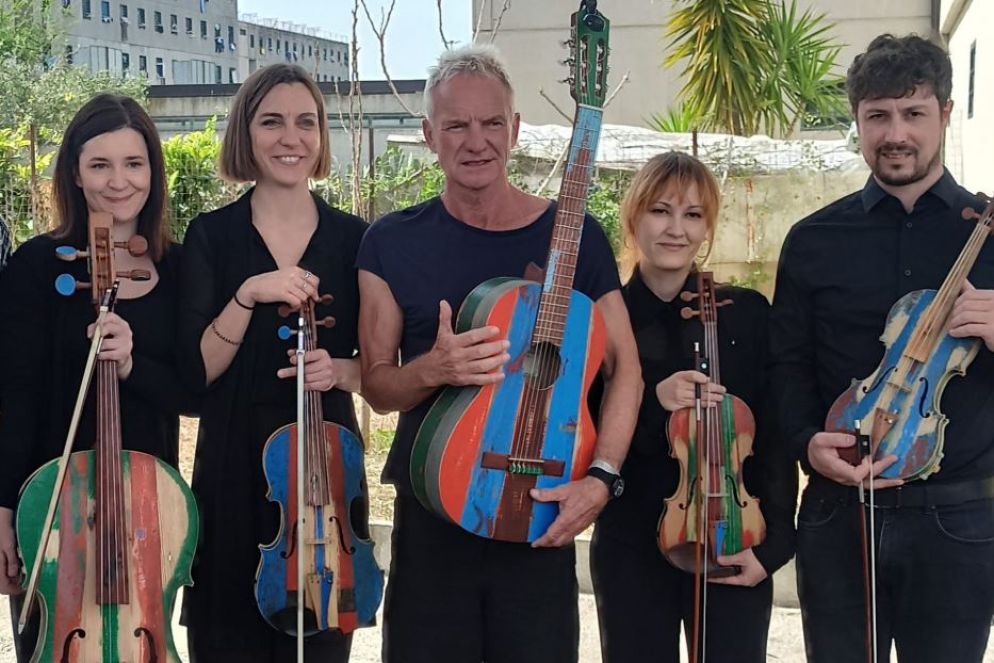 Sting suona nel carcere di Secondigliano, accompagnato da alcuni musicisti - Creata nel carcere di Secondigliano con i legni colorati delle barche dei migranti, suonerà nelle parrocchie di tutto il mondo. La staffetta di pace parte oggi da Milano e raggiungerà ogni nazione