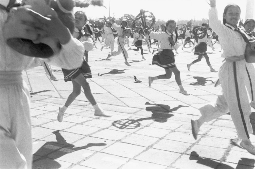 Henri Cartier Bresson, "Parata celebrativa del nono anniversario della Repubblica Popolare Cinese Pechino", 1° ottobre 1958 - Fondation Henri Cartier-Bresson / Magnum Photos