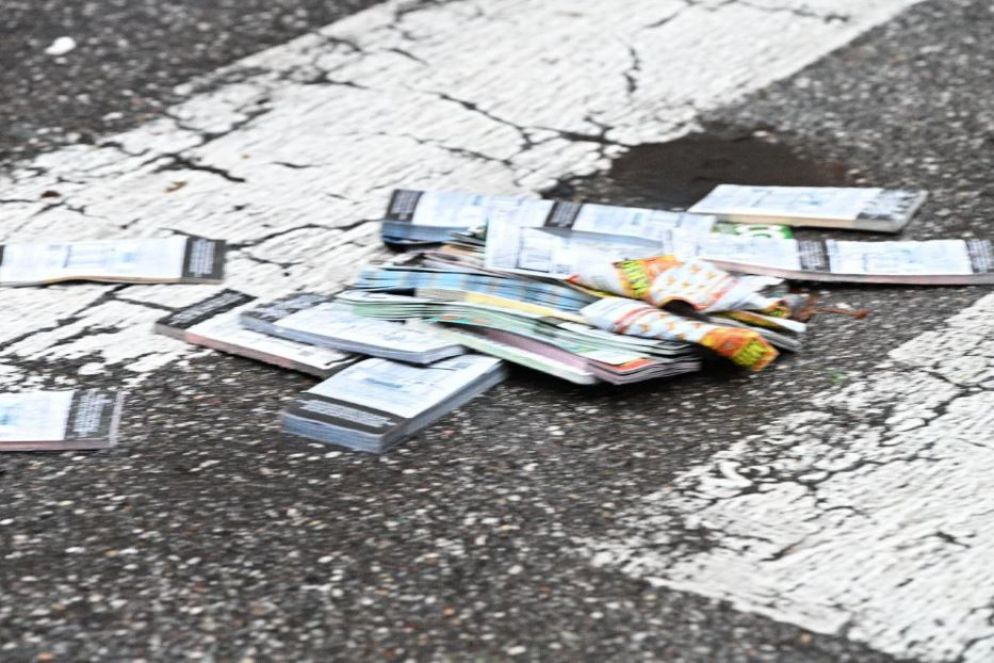 I Gratta e vinci rubati in strada, davanti al bar dov'è avvenuto l'omicidio - Ansa
