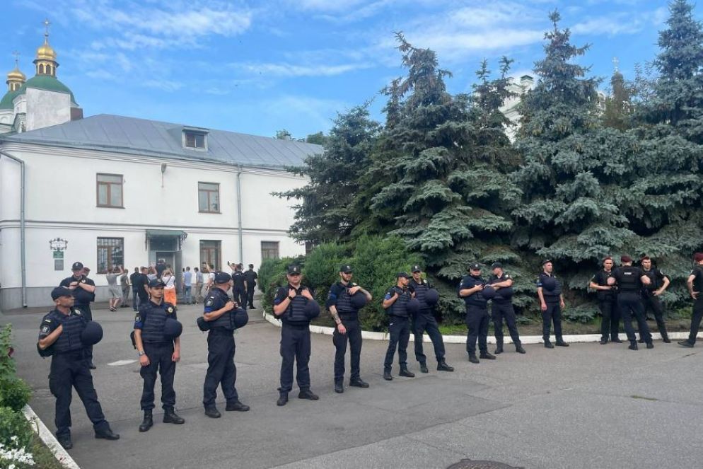La polizia nel Monastero delle grotte per consentire alla commissione del governo di sigillare gli edifici - UOC-MP