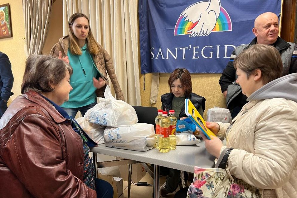La distribuzione degli aiuti umanitari nell'hub solidale di Sant'Egidio a Leopoli - Gambassi