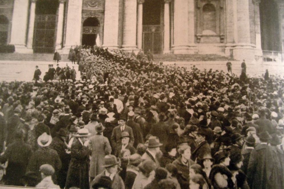 La folla dei fedeli in attesa di entrare in San Pietro per l’omaggio a papa Benedetto XV