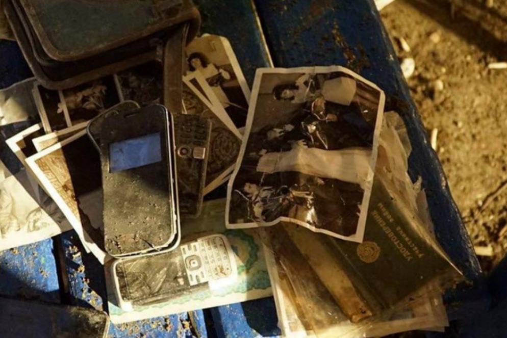 Documenti e cellulari tra le macerie del palazzo distrutto - Nello Scavo