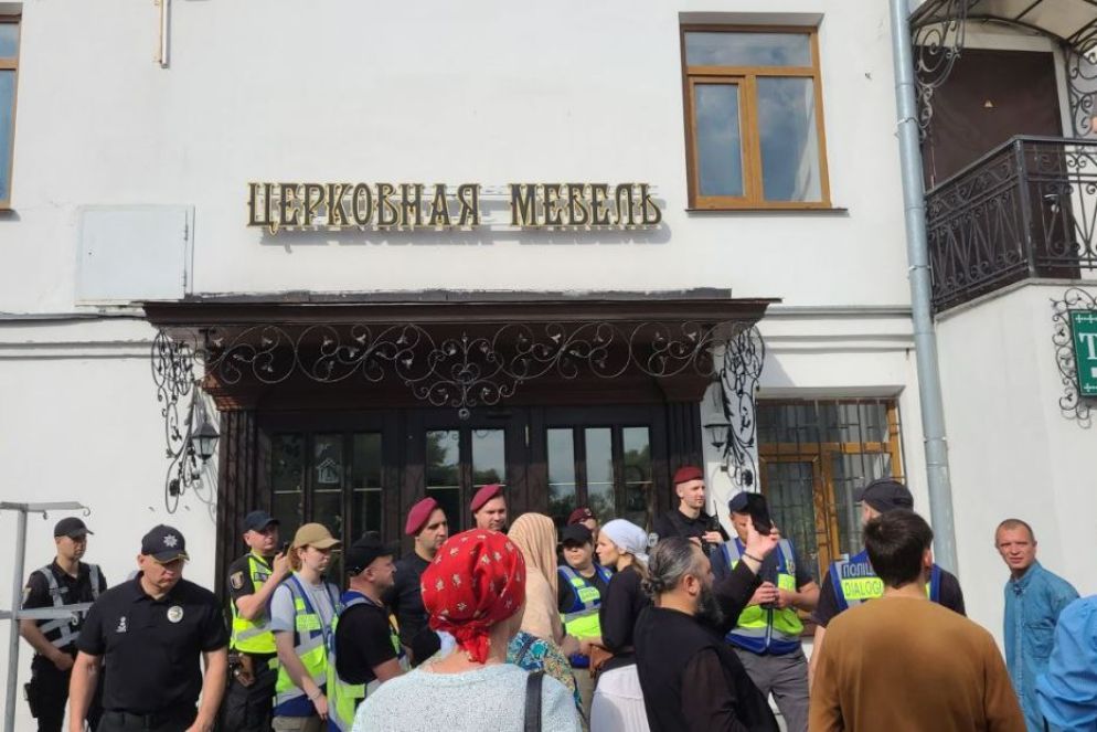 I fedeli protestano contro la decisione di sigillare il Monastero delle grotte a Kiev per cacciare i monaci - UOC-MP